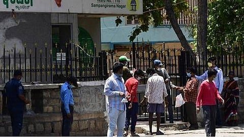 பெங்களூருவில் இந்திரா உணவகங்களில் ஏழைகளுக்கு இலவச உணவு: கரோனா நெருக்கடியில் தவித்தோருக்கு ஆறுதல்