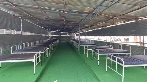 வேலூர் அரசு மருத்துவக் கல்லூரி மருத்துவமனை வளாகத்தில் தகரத்தால் ஆன தற்காலிக மையத்தை ஏற்படுத்தி ஆக்ஸிஜன் சிலிண்டர்கள் மூலம் நோயாளிகளுக்குத் தற்காலிக சிகிச்சை அளிக்க ஏற்பாடுகளை செய்து வருகின்றனர்.