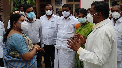 கோவில்பட்டியில் உள்ள மாவட்ட அரசு தலைமை மருத்துவமனையில் கனிமொழி எம்.பி., அமைச்சர் கீதாஜீவன் ஆகியோர் ஆய்வு மேற்கொண்டு, கண்காணிப்பாளர் கமலவாசனிடம் தேவைகள் குறித்து கேட்டறிந்தனர்.