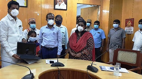 மாணவிக்கு மடிக்கணினி வழங்கிய எம்எல்ஏ லட்சுமணன்.