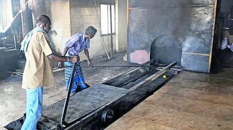 மதுரை தத்தனேரி மயானத்தில் கூடுதலாக 3 மின் எரியூட்டும் தகன மேடைகள்: கரோனாவால் இறந்தோர் உடல்களை எரிக்க உறவினர்கள் காத்திருக்கும் அவலம் தீரும்