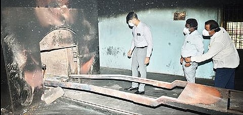 திருவண்ணாமலையில் பழுதடைந்துள்ள எரிவாயு தகன மேடையை நேற்று ஆய்வு செய்த மாவட்ட ஆட்சியர் சந்தீப் நந்தூரி .