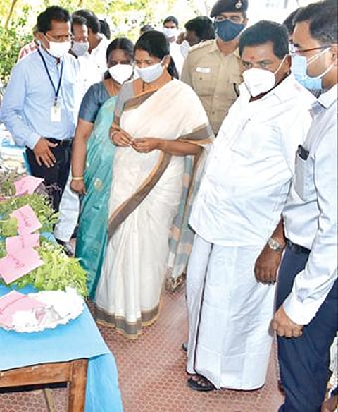 திருநெல்வேலி மாவட்ட ஆட்சியர் அலுவலகத்தில் நடைபெற்ற ஆய்வுக் கூட்டத்தில் பங்கேற்ற சட்டப் பேரவை தலைவர் மு. அப்பாவு, அமைச்சர்கள் ஐ. பெரியசாமி, தங்கம் தென்னரசு உள்ளிட்டோர். (அடுத்த படம்) திருச்செந்தூர் சிவந்தி ஆதித்தனார் பொறியியல் கல்லூரி வளாகத்தில் அமைக்கப்பட்டுள்ள கரோனா சித்த மருத்துவ சிகிச்சை மையத்தை திறந்து வைத்து கனிமொழி எம்பி பார்வையிட்டார். உடன் அமைச்சர் அனிதா ஆர்.ராதாகிருஷ்ணன். படம்: மு.லெட்சுமி அருண்.