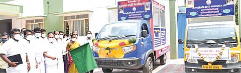 காஞ்சிபுரத்தில் கரோனா பரிசோதனை செய்வதற்கான வாகனத்தை தொடங்கி வைக்கிறார் ஊரக தொழில் துறை அமைச்சர் தா.மோ.அன்பரசன். உடன் மாவட்ட ஆட்சியர் மகேஸ்வரி.