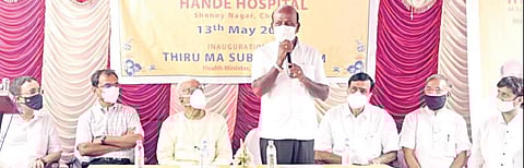 ஷெனாய் நகரில் உள்ள ஹண்டே மருத்துவமனையில், ஜெயின் அன்னபூர்ணா அறக்கட்டளை சார்பில் அமைக்கப்பட்டுள்ள கோவிட் பராமரிப்பு மையத்தை அமைச்சர் மா.சுப்பிரமணியன் நேற்று தொடங்கி வைத்தார். அண்ணாநகர் சட்டப்பேரவை உறுப்பினர் எம்.கே.மோகன், முன்னாள் சுகாதாரத் துறை அமைச்சர் ஹெ.வி.ஹண்டே, ஆறுமுகம் மற்றும் பலர் உடனிருந்தனர்.