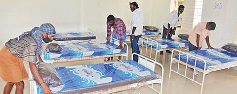 கிருஷ்ணகிரி அரசு கலைக் கல்லூரியில் கரோனா சிறப்பு மையம் அமைக்க நடவடிக்கை எடுக்கப்பட்டுள்ளது. இதற்காக அங்கு படுக்கை வசதிகள் ஏற்படுத்தும் பணியில் ஈடுபட்ட ஊழியர்கள்.