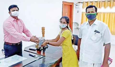 முதல்வரின் பொது நிவாரண நிதிக்காக கிருஷ்ணகிரி மாவட்ட வருவாய் அலுவலர் சதீஷிடம், தனது சேமிப்பு பணத்தை வழங்கிய மாணவி முத்துலட்சுமி.