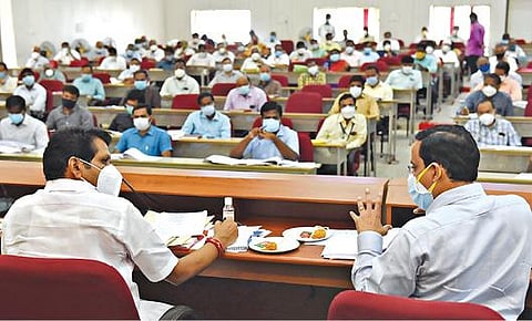 சேலம் ஆட்சியர் அலுவலகத்தில் கரோனா தடுப்பு பணிகள் தொடர்பான ஆலோசனைக் கூட்டம் நடந்தது. இதில், மின்துறை அமைச்சர் செந்தில் பாலாஜி பேசினார். உடன் ஆட்சியர் ராமன். படம்: எஸ்.குரு பிரசாத்