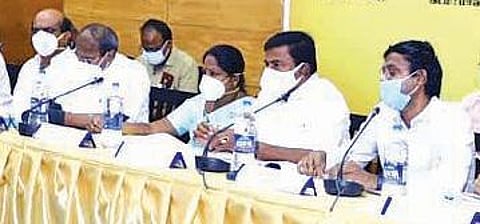 கரோனா பரிசோதனை முடிவுகளை உடனடியாக அறிய ஏற்பாடு : ஆய்வுக் கூட்டத்தில் அமைச்சர் மு.பெ.சாமிநாதன் அறிவுறுத்தல்