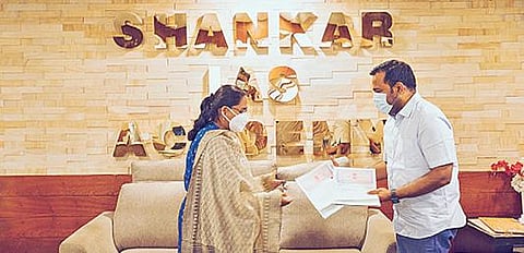 ஆன்லைனில் சிவில் சர்வீஸ் தேர்வுக்கான பயிற்சி வழங்குவதற்கான ஒப்பந்தத்தைபரிமாறிக்கொள்ளும் வேலம்மாள் கல்வி அறக்கட்டளை இயக்குநர் எம்விஎம் சசிக்குமார், சங்கர் ஐஏஎஸ் அகாடமி இயக்குநர் எஸ்.டி.வைஷ்ணவி சங்கர்.