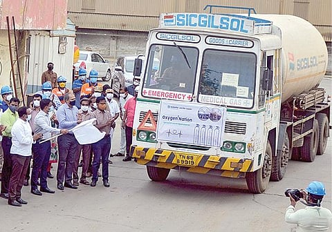 ஸ்டெர்லைட் ஆலையில் உற்பத்தி செய்யப்பட்ட ஆக்சிஜனை நெல்லை அரசு மருத்துவமனைக்கு அனுப்பி வைக்கும் தூத்துக்குடி ஆட்சியர் செந்தில்ராஜ். படம்: என்.ராஜேஷ்