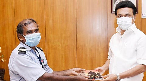 நிதி வழங்கிய இரவுக் காவலருக்கு புத்தகம் பரிசளித்த முதல்வர் ஸ்டாலின்.