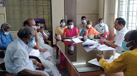 புதுக்கோட்டை நகராட்சி அலுவலகத்தில் நடைபெற்ற குடிநீர் விநியோகம் தொடர்பான கூட்டத்தில் பங்கேற்ற புதுக்கோட்டை எம்எல்ஏ வை.முத்துராஜா.