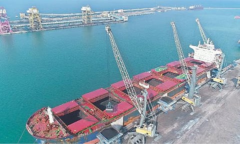 தூத்துக்குடி வஉசி துறைமுக கப்பல் தளத்தில் நிறுத்தப்பட்டுள்ள சரக்கு கப்பலில் இருந்து ராட்சத கிரேன்கள் மூலம் நிலக்கரி இறக்கப்படுகிறது.