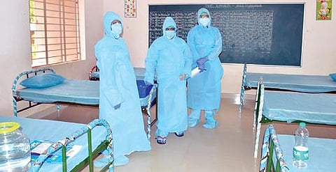 பாளையங்கோட்டை காந்திமதியம்மன் மேல்நிலைப்பள்ளி வளாகத்தில் அமைக்கப்பட்டுள்ள 100 படுக்கை வசதியுடன் கூடிய கரோனா சிகிச்சை மையம்.