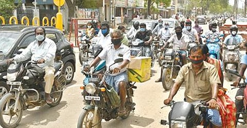 தூத்துக்குடி விவிடி சந்திப்பு பகுதியில் நேற்று பகல் 12 மணிக்கு மேல் ஊரடங்கை மீறி சாலையில் காணப்பட்ட வாகனங்கள். படம்: என்.ராஜேஷ்