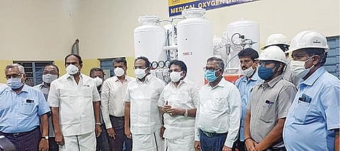 விருதுநகர் அருகே ஆர்.ஆர். நகரில் உள்ள ராம்கோ சிமெண்ட் ஆலையில் ஆக்சிஜன் உற்பத்தி நிலையத்தைத் திறந்துவைத்த அமைச்சர்கள் சாத்தூர் ராமச்சந்திரன், தங்கம் தென்னரசு. உடன் மாவட்ட ஆட்சியர் இரா.கண்ணன் மற்றும் ராம்கோ நிறுவன அலுவலர்கள்.