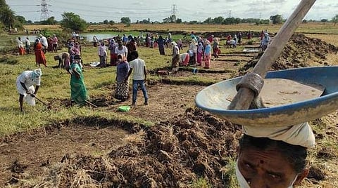 கரோனா 2-வது அலை பரவலால் பாதிப்பு ஏற்பட்டாலும் கிராமப்புற மக்களுக்கு கைகொடுக்கும் தேசிய ஊரக வேலை உறுதித் திட்டம்