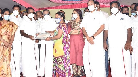 புதுக்கோட்டை மாவட்டத்தில் 4.46 லட்சம் குடும்பங்களுக்கு கரோனா நிவாரணத் தொகை: அமைச்சர்கள் தொடங்கி வைத்தனர்