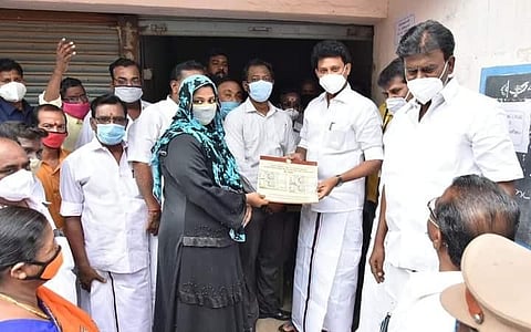 காவேரி நகர் ரேஷன் கடையில் பெண்ணுக்கு அரசின் கரோனா நிவாரண நிதி முதல் தவணைத் தொகையை வழங்கினார் பள்ளிக் கல்வித்துறை அமைச்சர் அன்பில் மகேஷ் பொய்யாமொழி.