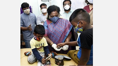 கரோனா நிதியாகத் தாங்கள் சேமித்து வைத்திருந்த ரூ.3000க்கும் மேற்பட்ட தொகையைத் துணைநிலை ஆளுநர் தமிழிசையிடம் இன்று வழங்கிய சிறுவர்கள்.