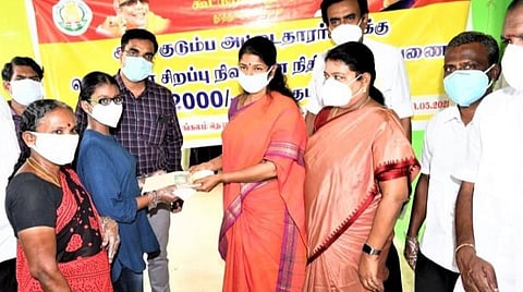 கோவில்பட்டி அருகே பாண்டவர்மங்கலத்தில் மாணவி ரிதானா, கனிமொழி எம்.பி.யிடம் தான் சேமித்த பணத்தை முதல்வரின் கரோனா நிதிக்கு வழங்கினார்.