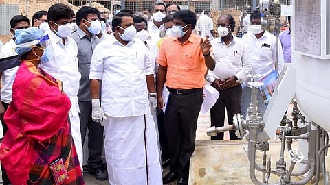 ராமநாதபுரம் அரசு மருத்துவமனையில் ஆக்சிஜன் சேமிப்பு அமைப்பை ஆய்வு செய்த அமைச்சர் ராஜ கண்ணப்பன். அருகில் கூடுதல் ஆட்சியர் எம்.பிரதீப்குமார் மற்றும் எம்எல்ஏக்கள், அதிகாரிகள்.