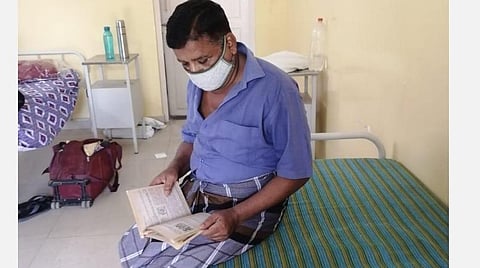 பராமரிப்பு மையத்தில் சிகிச்சை பெறுபவர்கள் புத்தகத்தை வாசிக்கின்றனர்.