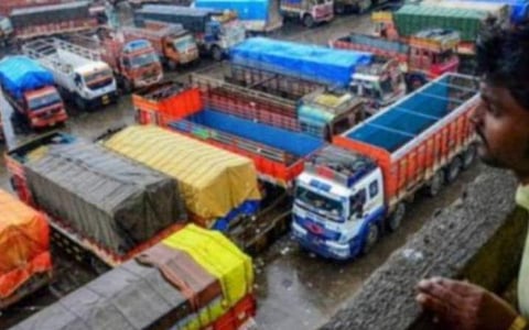 மதுரையிலிருந்து 14 மாவட்டங்களுக்கு தடையின்றி உணவுப்பொருட்கள் செல்வதில் சிக்கல்? சரக்கு வாகனங்களை அனுமதிக்க வியாபாரிகள் எதிர்பார்ப்பு