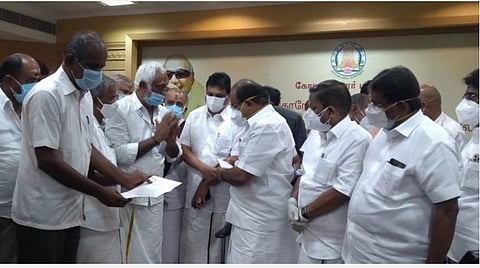 கோவை மாநகராட்சி ஒப்பந்ததாரர்கள் நலச் சங்கத்தின் சார்பில், முதல்வரின் நிவாரண நிதிக்கு ரூ.10 லட்சத்துக்கான காசோலையை அமைச்சர்களிடம் வழங்கிய ஒப்பந்ததாரர்கள்.