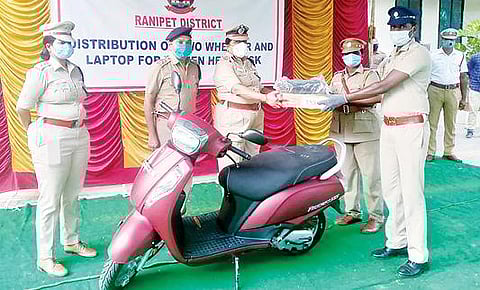 ராணிப்பேட்டை மாவட்டத்தில் பெண் காவலர்களுக்கு இரு சக்கர வாகனத்துடன் மடிக்கணினி வழங்கிய டிஐஜி காமினி. அருகில், எஸ்பி டாக்டர் சிவகுமார் உள்ளிட்டோர்.