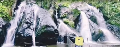 தொடர் மழையால் குற்றாலம் ஐந்தருவியில் நேற்று தண்ணீர் ஆர்ப்பரித்துக் கொட்டியது.