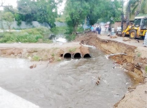 களக்காட்டில் கனமழையால் தற்காலிக மண்பாதை சேதமடைந்தது.