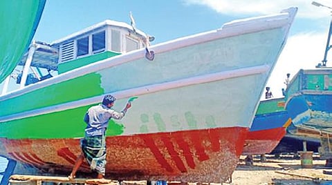 புதுக்கோட்டை மாவட்டம் கோட்டைப்பட்டினம் விசைப்படகு மீன்பிடி தளத்தின் கரையில் படகுகளை சீரமைக்கும் பணியில் ஈடுபட்ட தொழிலாளர்.