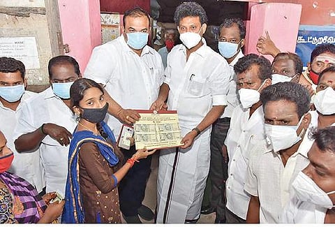 திருச்சி வரகனேரியில் ஒரு பெண்ணுக்கு நேற்று கரோனா நிவாரண நிதி முதல் தவணையை வழங்குகிறார் அமைச்சர் அன்பில் மகேஸ் பொய்யாமொழி. உடன் திருச்சி கிழக்குத் தொகுதி எம்எல்ஏ எஸ்.இனிகோ இருதயராஜ்.