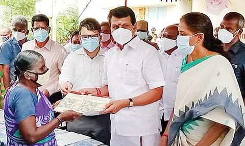 கரூர் கோடங்கிப்பட்டியில் நேற்று நடைபெற்ற விழாவில் பார்வையற்ற மாற்றுத்திறன் பெண்ணுக்கு கரோனா முதற்கட்ட நிவாரணத் தொகை ரூ.2,000-ஐ வழங்குகிறார் மின்துறை அமைச்சர் வி.செந்தில்பாலாஜி. உடன், கரூர் எம்.பி. செ.ஜோதிமணி, மாவட்ட ஆட்சியர் பிரசாந்த் மு.வடநேரே உள்ளிட்டோர்.