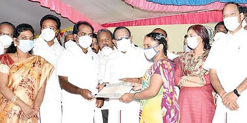 திருச்சி காஜாதோப்பு ரேஷன் கடையில் கரோனா நிவாரண நிதி முதல் தவணைத் தொகையை நேற்று வழங்குகிறார் அமைச்சர் கே.என்.நேரு. (அடுத்த படம்) புதுக்கோட்டை கலீப் நகர் ரேஷன் கடையில் கரோனா முதல் கட்ட நிவாரண தொகை வழங்கும் பணியை தொடங்கி வைத்த அமைச்சர்கள் எஸ்.ரகுபதி, சிவ.வீ.மெய்யநாதன்.