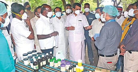 சேலம் கோரிமேடு அரசு மகளிர் கலைக் கல்லூரி சித்த மருத்துவ கரோனா சிகிச்சை மையத்தில் அமைச்சர்கள் சுப்பிரமணியன், செந்தில்பாலாஜி ஆகியோர் ஆய்வு செய்தனர். உடன் ஆட்சியர் ராமன், எம்பி பார்த்திபன், எம்எல்ஏ ராஜேந்திரன்.