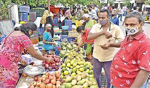 ஈரோடு பேருந்து நிலையத்திற்கு இடமாற்றம் செய்யப்பட்ட பழக்கடைகளில் பழங்களை வாங்கிய மக்கள்.