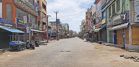 எப்போதும் பரபரப்பாக இருக்கும் விழுப்புரம் எம்.ஜி.ரோடு வெறிச்சோடி காணப் படுகிறது.