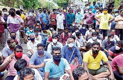 சென்னை நேரு விளையாட்டு அரங்க வளாகத்தில் ‘ரெம்டெசிவிர்’ மருந்து விற்பனை நேற்று தொடங்கியது. ஒரு நாளைக்கு 300 பேருக்கு மட்டுமே மருந்து வழங்கப்படும் என்று அதிகாரிகள் அறிவித்தனர். இதையடுத்து மருந்து கிடைக்காதவர்கள் சாலை மறியலில் ஈடுபட்டனர். படம்: க.பரத்