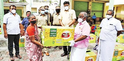 காவேரிப்பட்டணத்தில் வாழ்வாதாரம் இழந்து தவிக்கும் குடும்பத்தினருக்கு தலா ரூ.1500 மதிப்பிலான கரோனா நிவாரண பொருட்களை எஸ்பி பண்டிகங்காதர் வழங்கினார். அருகில் ரஜினி மக்கள் மன்ற மாவட்ட செயலாளர் கே.வி.எஸ் சீனிவாசன்.