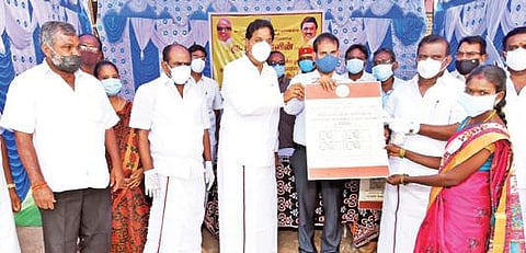 கந்திகுப்பம் ரேஷன் கடையில் நேற்று அரிசி குடும்ப அட்டைதாரர்களுக்கு ரூ.2 ஆயிரம் கரோனா நிவாரண தொகையை ஆட்சியர் ஜெயசந்திர பானு ரெட்டி, பர்கூர் எம்எல்ஏ மதியழகன் ஆகியோர் வழங்கினர். அருகில் முன்னாள் எம்எல்ஏ செங்குட்டுவன்.