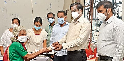 சேலம் மாநகராட்சி சூரமங்கலம் மண்டலத்தில் குடிசை வாழ் மக்களுக்கு மாநகராட்சி ஆணையர் ரவிச்சந்திரன், முகக் கவசங்கள் மற்றும் நோய் எதிர்ப்பு சக்தியை அதிகரிக்கும் வைட்டமின் மாத்திரைகளை வழங்கினார்.