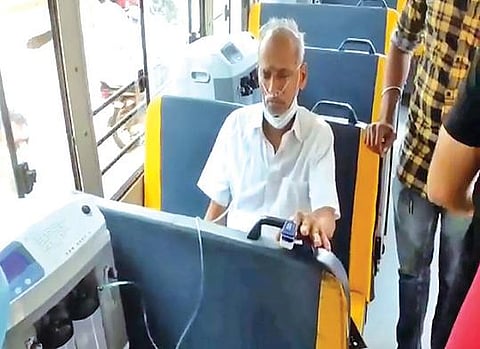 சிகிச்சை பெற வருவோருக்கு தற்காலிக தீர்வாக - திருப்பூர் அரசு மருத்துவமனையில் ‘ஆக்சிஜன் பேருந்து' ஏற்பாடு :