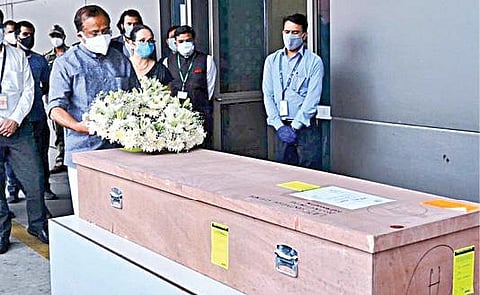 டெல்லியில் நேற்று சவும்யா சந்தோஷின் உடலுக்கு மலர்வளையம் வைத்து அஞ்சலி செலுத்தும் மத்திய அமைச்சர் முரளிதீரன்.