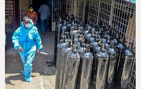 வெளிநாடுகளில் இருந்து பெறப்பட்ட 12 ஆயிரம் ஆக்சிஜன் சிலிண்டர், 4.2 லட்சம் ரெம்டெசிவிர்: அனைத்து மாநிலங்களுக்கும் மத்திய அரசு விநியோகம்