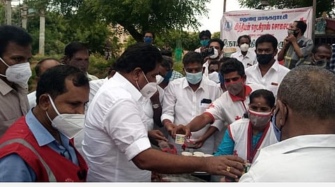 மதுரை செஞ்சிலுவை சங்கம் சார்பில் கபசுரக் குடிநீர் விநியோகிக்கும் பணியைத் தொடங்கி வைத்து பொதுமக்களுக்குக் கபசுரக் குடிநீர் வழங்குகிறார் தமிழக அமைச்சர் பி.மூர்த்தி.