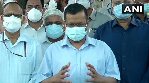 டெல்லி ஜிடிபி மருத்துவமனையில் ஆய்வு முடித்துவிட்டு நிருபர்களுக்குப் முதல்வர் கேஜ்ரிவால் பேட்டி அளித்த காட்சி | படம் ஏஎன்ஐ