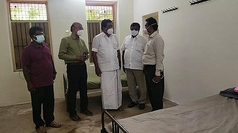 மதுரை அமெரிக்கன் கல்லூரியில் அமைக்கப்பட்டு வரும் சித்த மருத்துவ கரோனா சிகிச்சை மையத்தை அமைச்சர் பி.மூர்த்தி இன்று பார்வையிட்டார்.